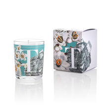 Carica l'immagine nel visualizzatore di Gallery, CANDELA TALC AND WHITE FLOWERS - LETTERA T